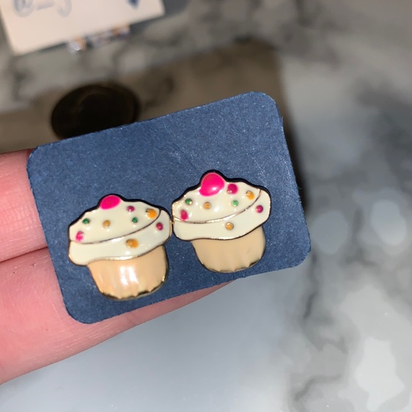 Cupcake with Sprinkles 🧁 Earrings w Backs - Picture 4 of 9